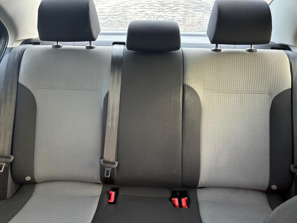 Volkswagen Jetta Vehicle Full-screen Gallery Image 08