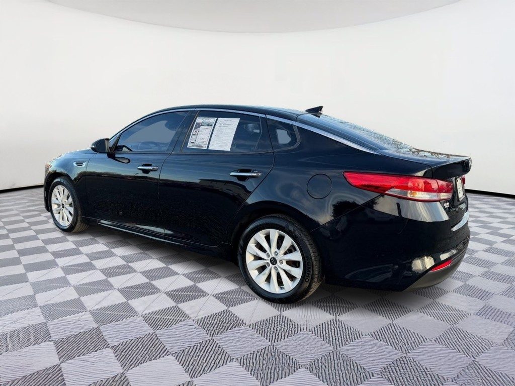 Kia Optima Vehicle Full-screen Gallery Image 02