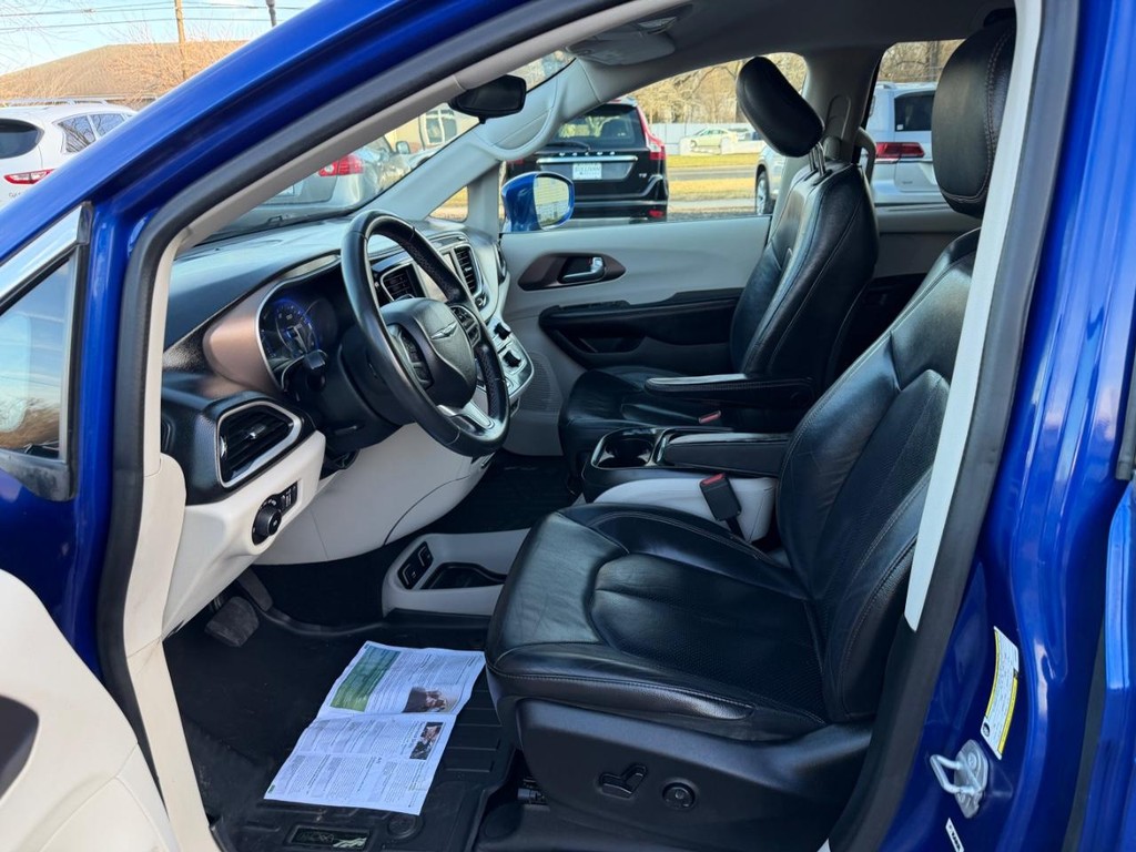 Chrysler Pacifica Vehicle Full-screen Gallery Image 05