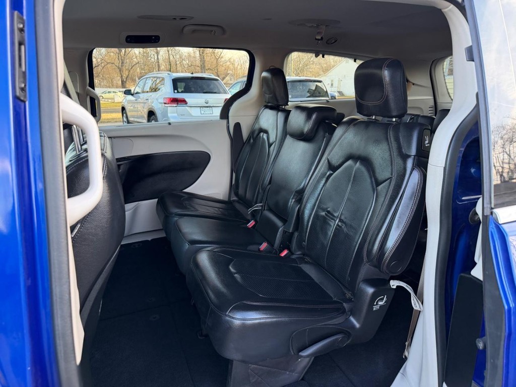 Chrysler Pacifica Vehicle Full-screen Gallery Image 06