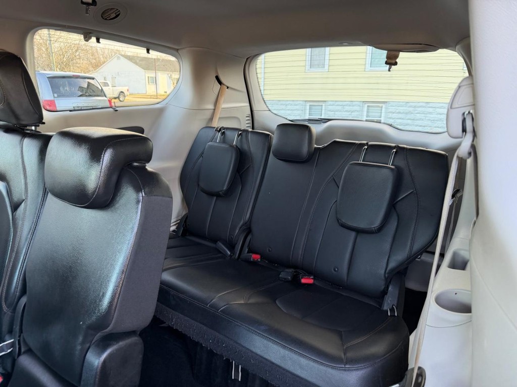 Chrysler Pacifica Vehicle Full-screen Gallery Image 07