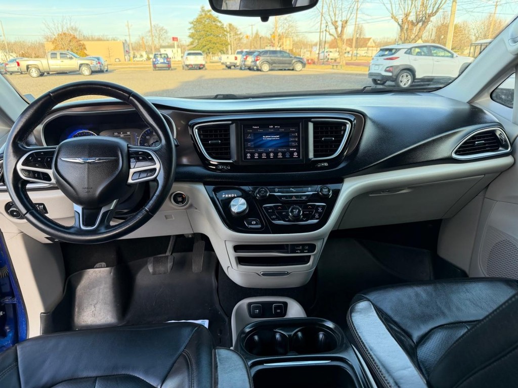 Chrysler Pacifica Vehicle Full-screen Gallery Image 08