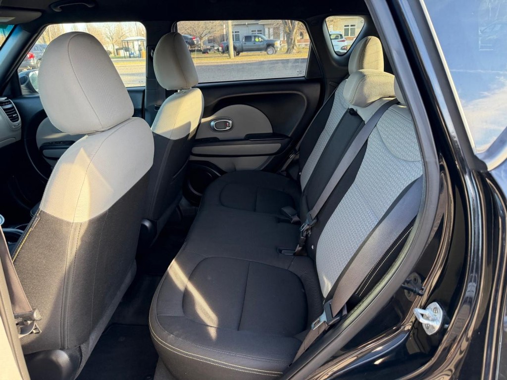 Kia Soul Vehicle Full-screen Gallery Image 06