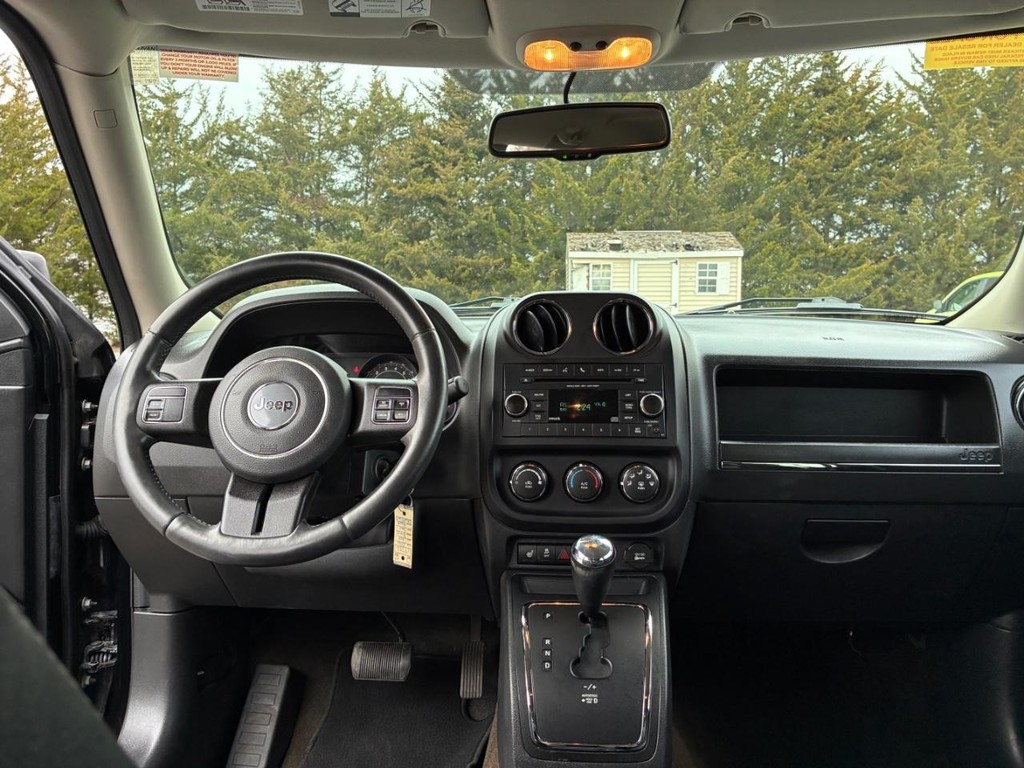 Jeep Patriot Vehicle Full-screen Gallery Image 07