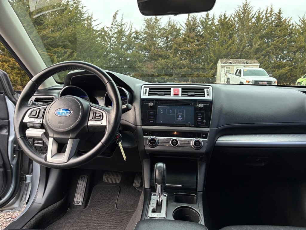 Subaru Legacy Vehicle Full-screen Gallery Image 07