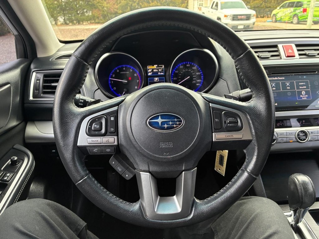 Subaru Legacy Vehicle Full-screen Gallery Image 09