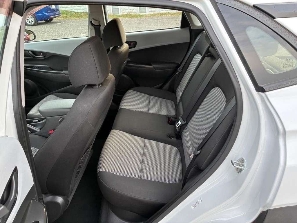 Hyundai Kona Vehicle Full-screen Gallery Image 06