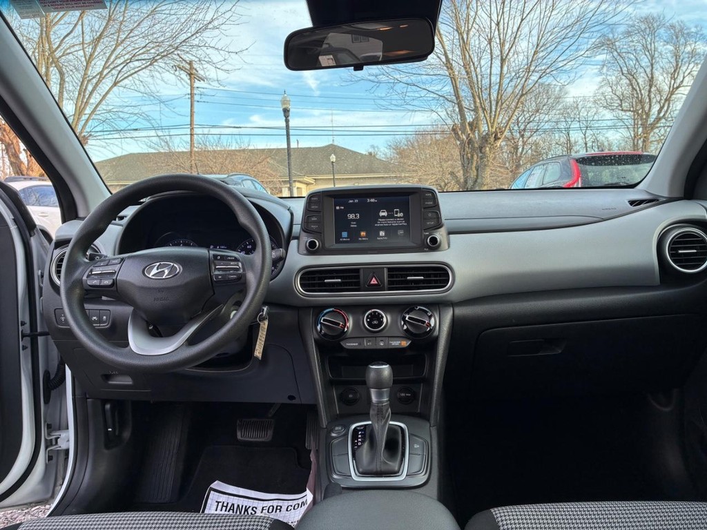 Hyundai Kona Vehicle Full-screen Gallery Image 07