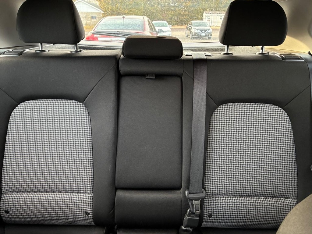 Hyundai Kona Vehicle Full-screen Gallery Image 08