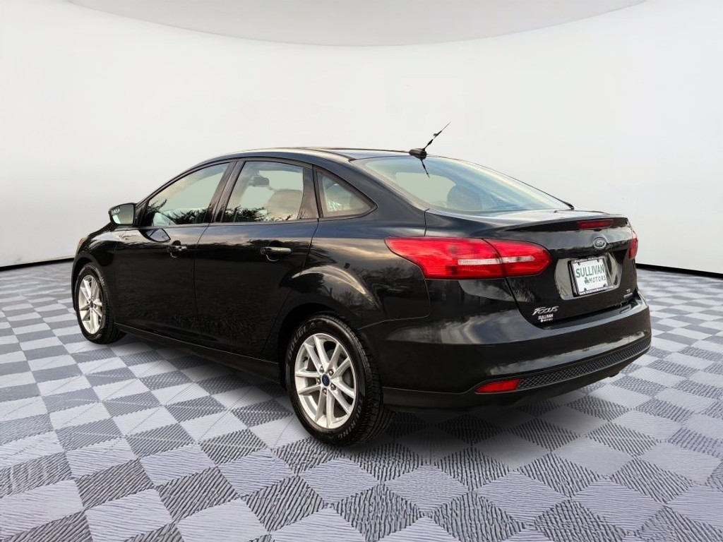 Ford Focus Sedan Vehicle Full-screen Gallery Image 02