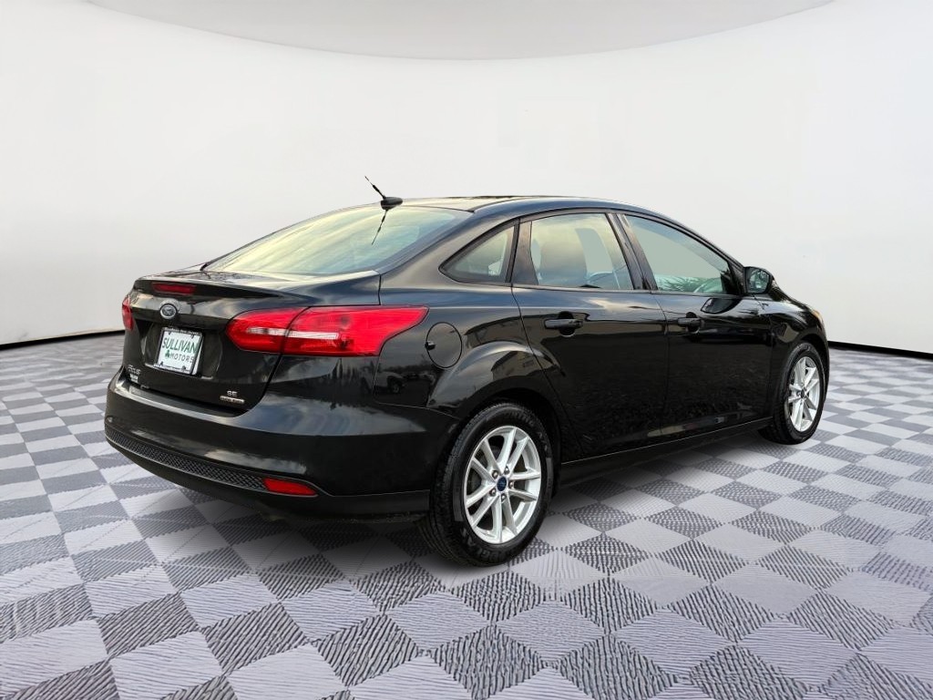 Ford Focus Sedan Vehicle Full-screen Gallery Image 03