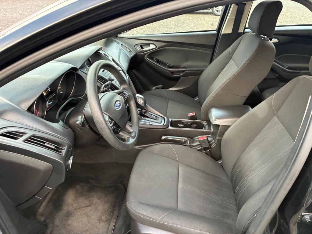 Ford Focus Sedan Vehicle Full-screen Gallery Image 05