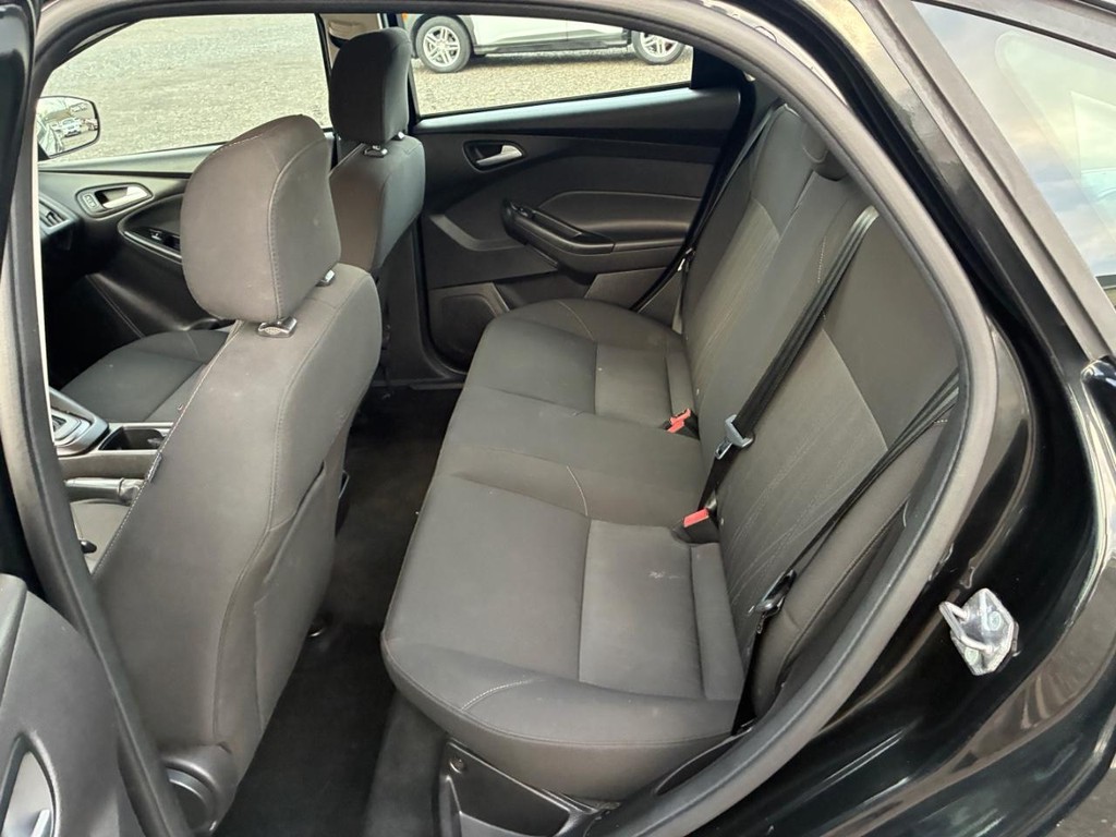 Ford Focus Sedan Vehicle Full-screen Gallery Image 06