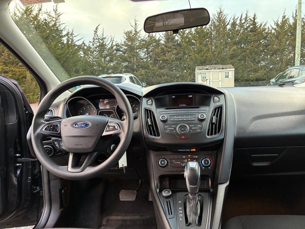 Ford Focus Sedan Vehicle Full-screen Gallery Image 07