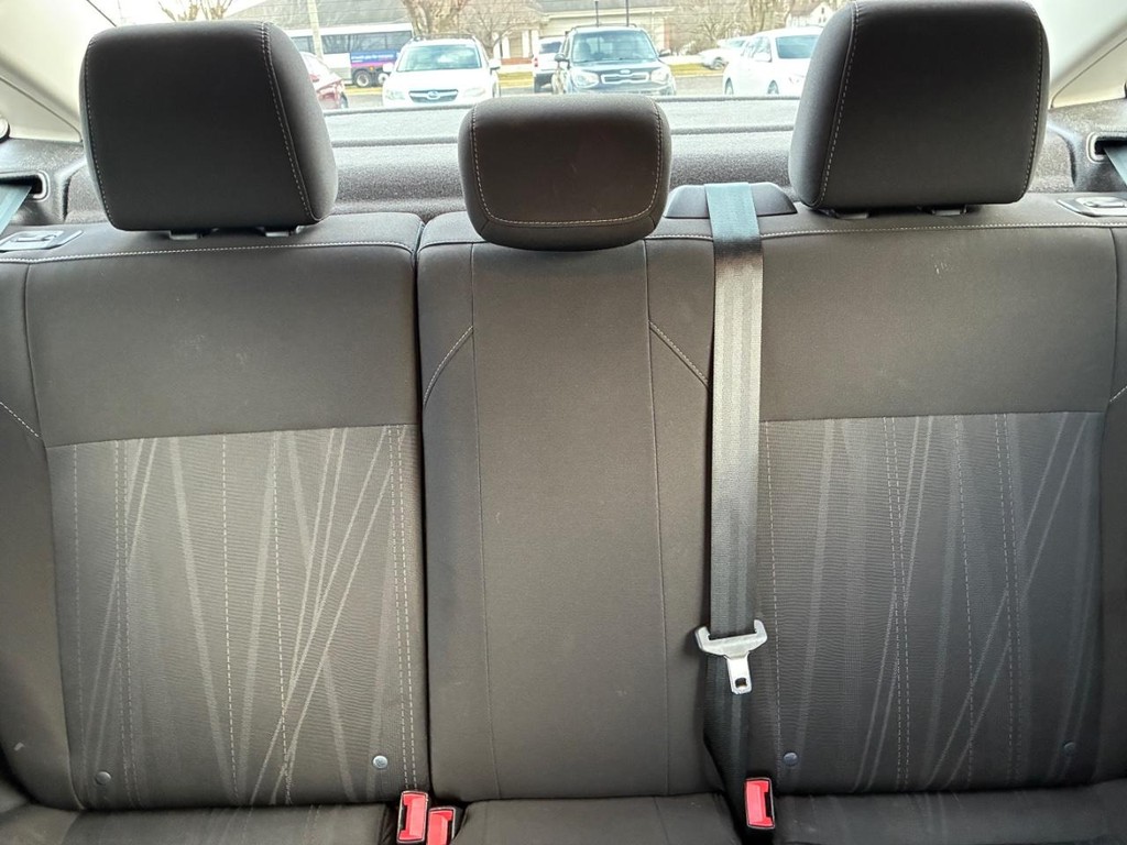 Ford Focus Sedan Vehicle Full-screen Gallery Image 08