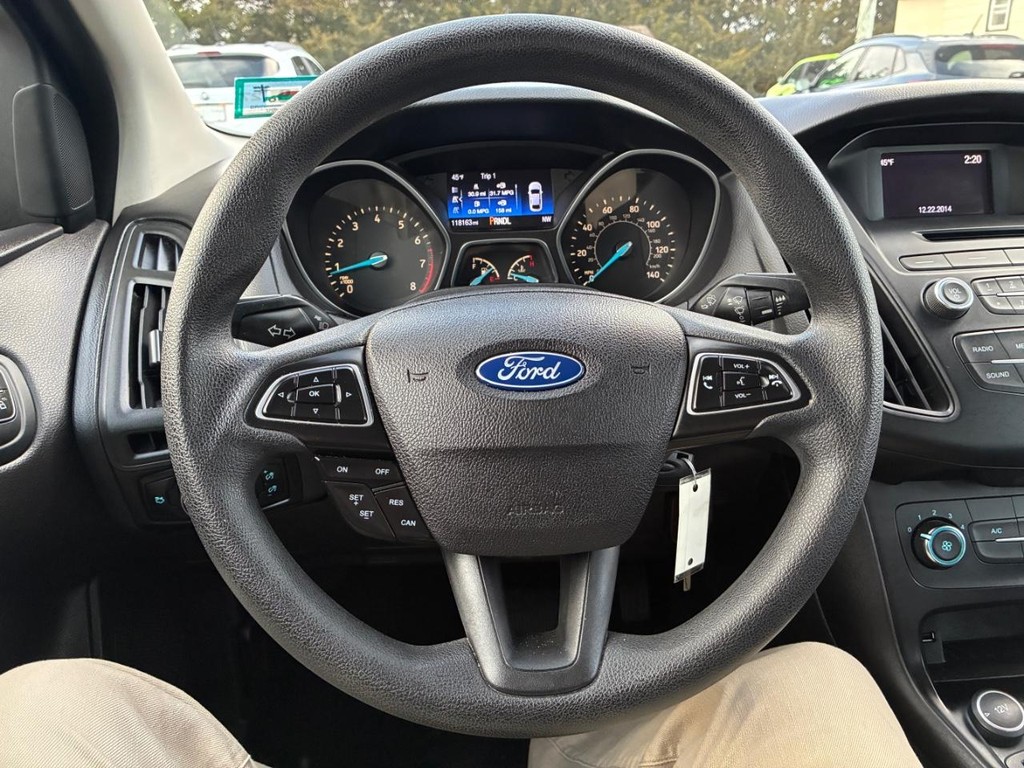 Ford Focus Sedan Vehicle Full-screen Gallery Image 09