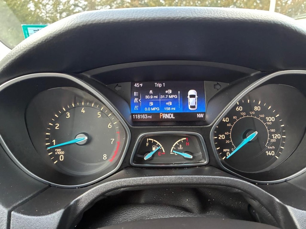 Ford Focus Sedan Vehicle Full-screen Gallery Image 10