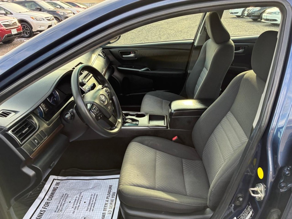 Toyota Camry Vehicle Full-screen Gallery Image 05