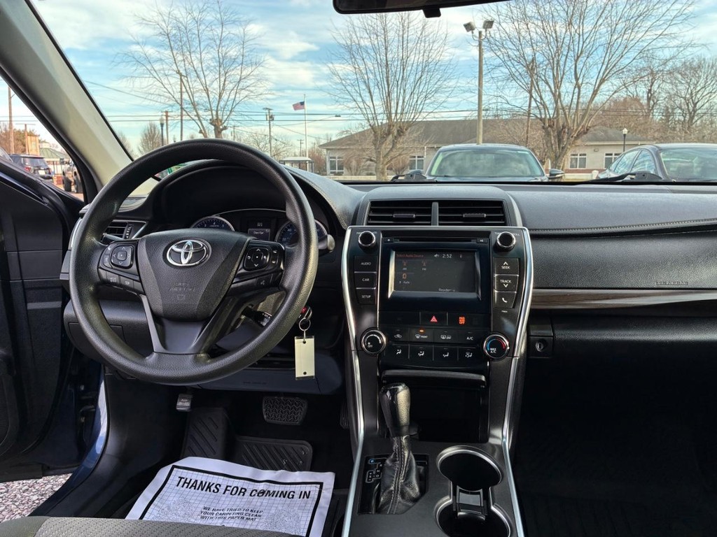 Toyota Camry Vehicle Full-screen Gallery Image 07