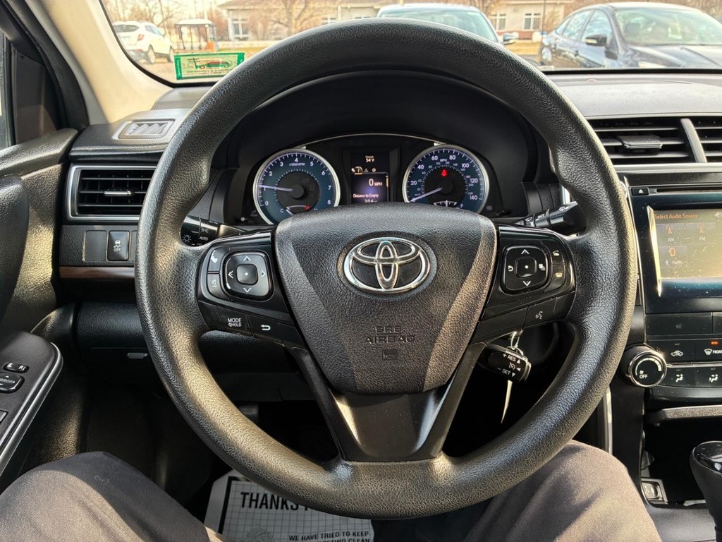 Toyota Camry Vehicle Full-screen Gallery Image 09