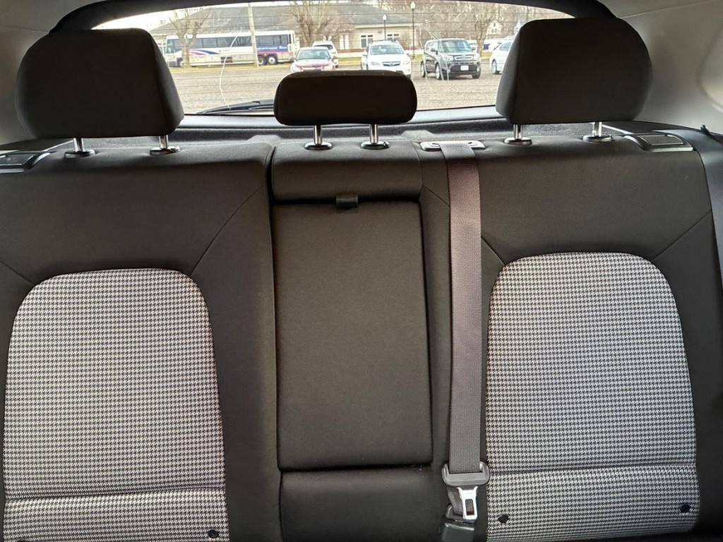 Hyundai Kona Vehicle Full-screen Gallery Image 08