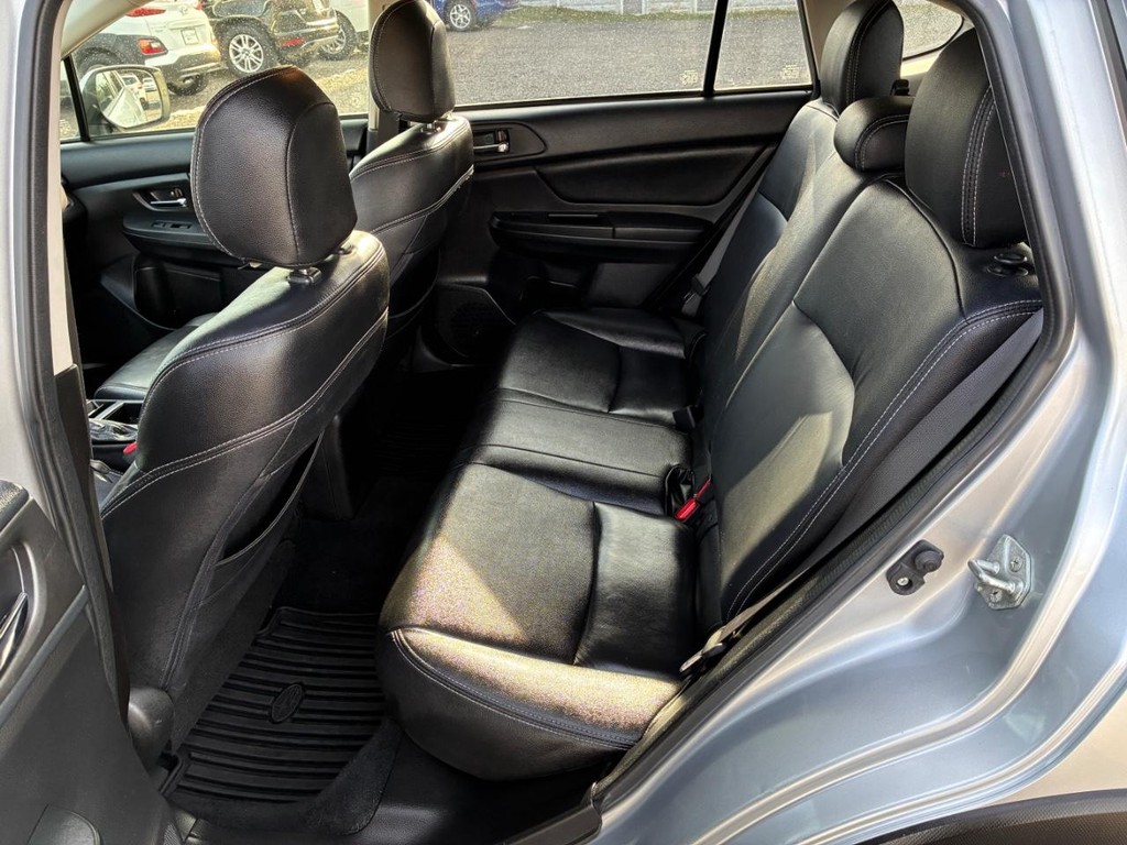 Subaru XV Crosstrek Vehicle Full-screen Gallery Image 06