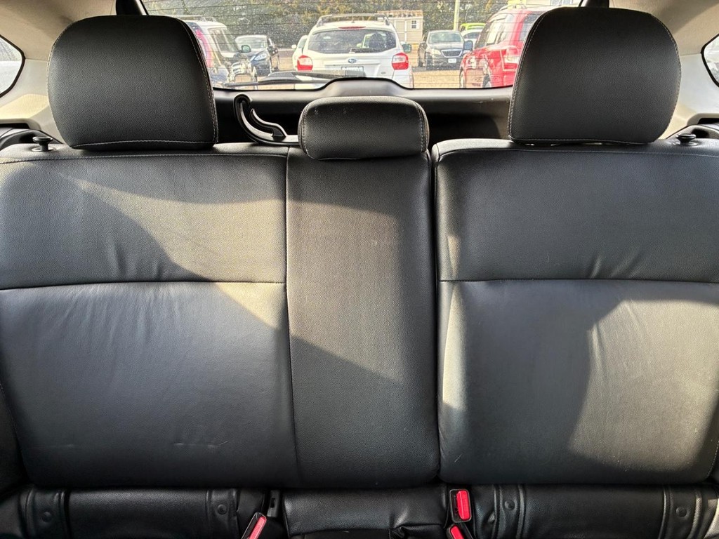 Subaru XV Crosstrek Vehicle Full-screen Gallery Image 08