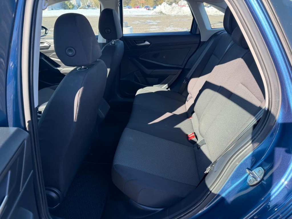 Volkswagen Jetta Vehicle Full-screen Gallery Image 06