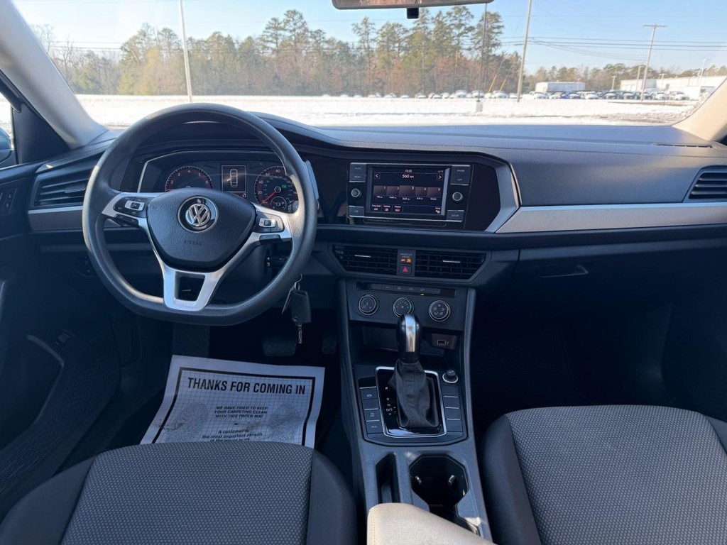 Volkswagen Jetta Vehicle Full-screen Gallery Image 07