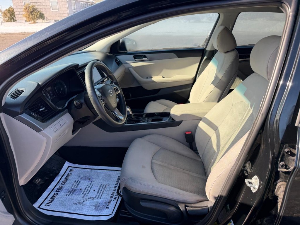 Hyundai Sonata Vehicle Full-screen Gallery Image 05