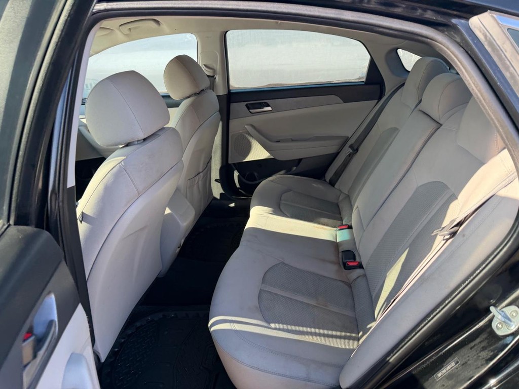 Hyundai Sonata Vehicle Full-screen Gallery Image 06