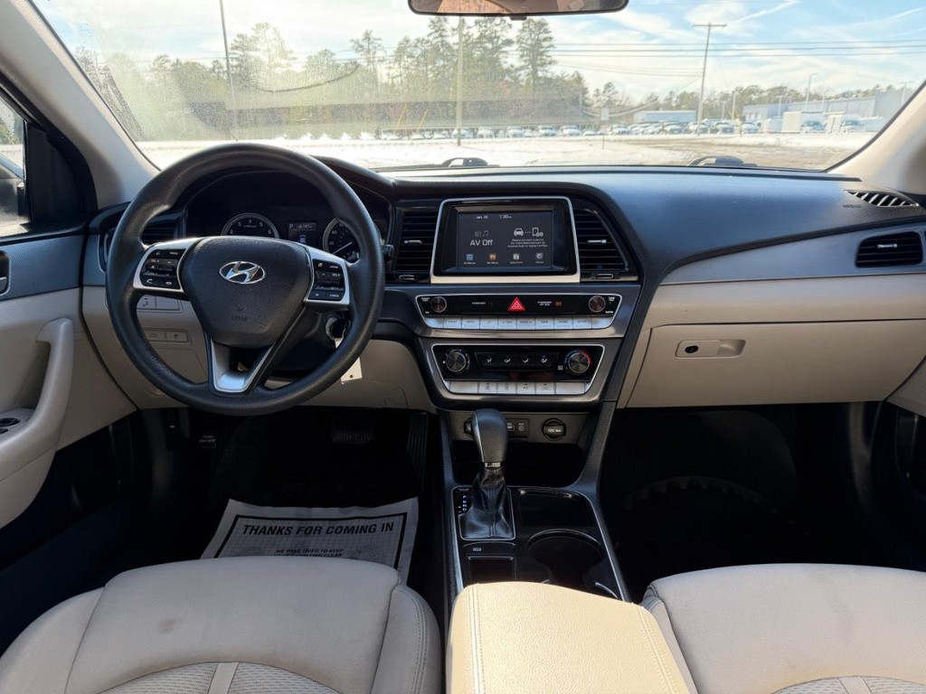Hyundai Sonata Vehicle Full-screen Gallery Image 07