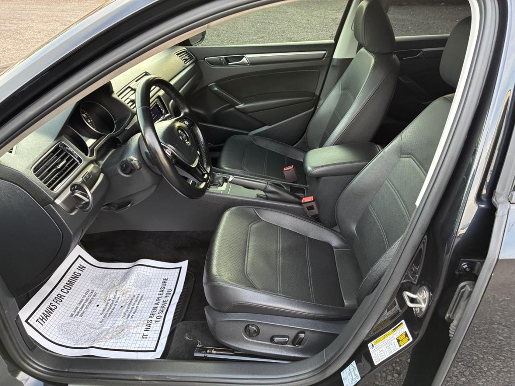 Volkswagen Passat Vehicle Full-screen Gallery Image 05