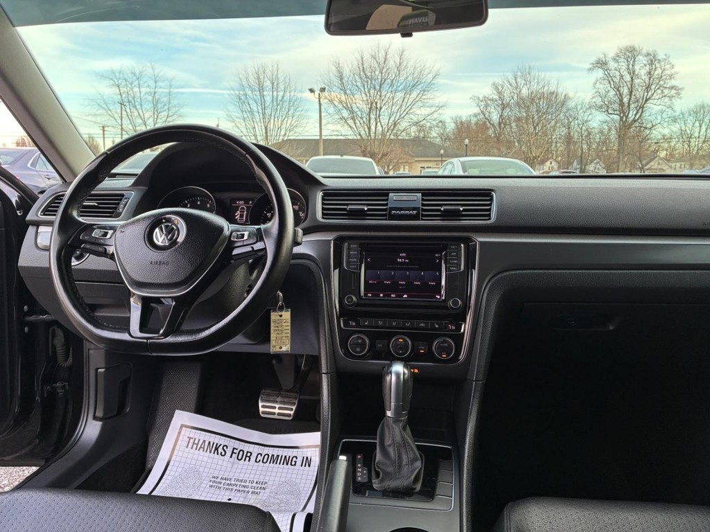 Volkswagen Passat Vehicle Full-screen Gallery Image 07