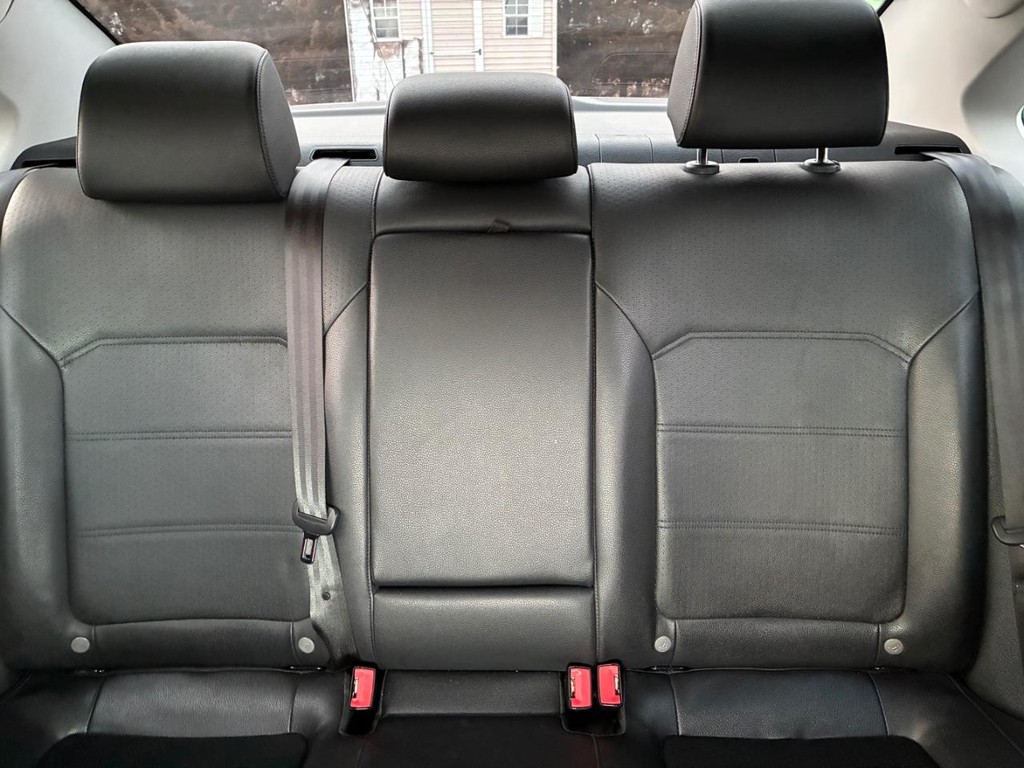 Volkswagen Passat Vehicle Full-screen Gallery Image 08