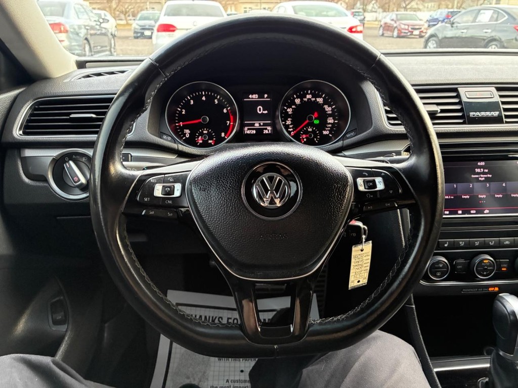 Volkswagen Passat Vehicle Full-screen Gallery Image 09