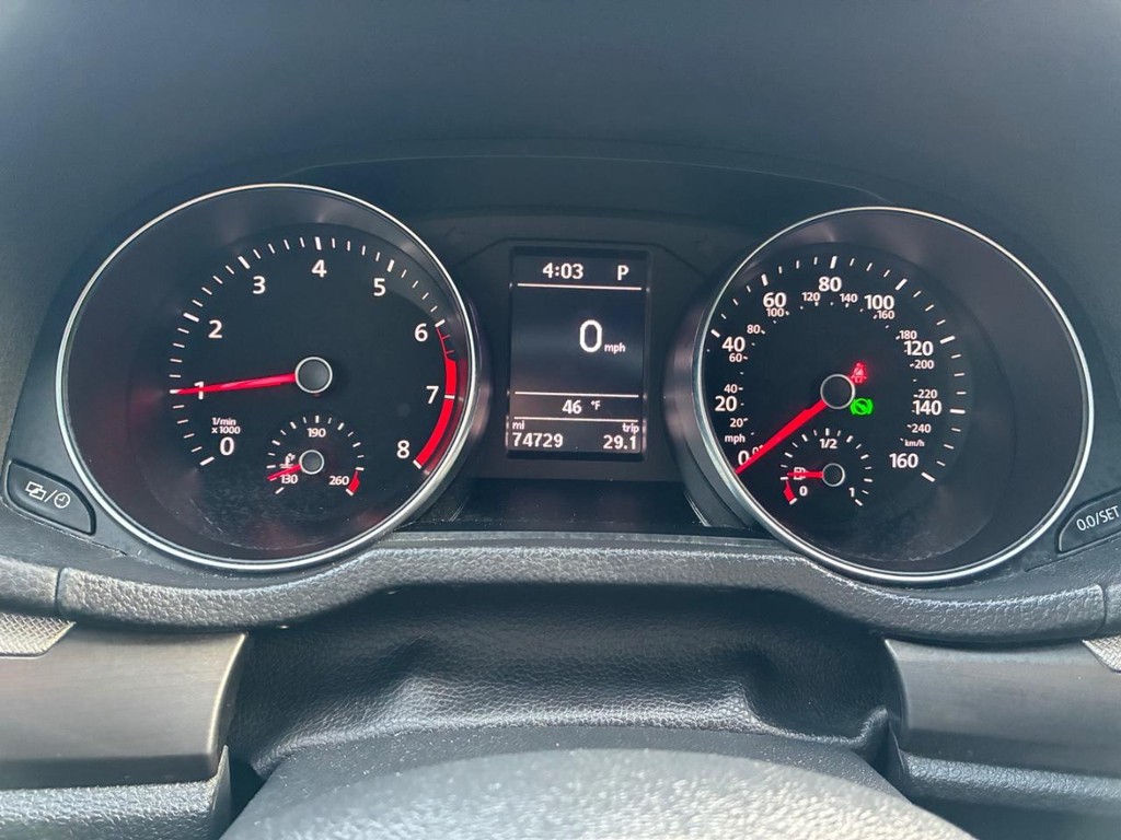 Volkswagen Passat Vehicle Full-screen Gallery Image 10