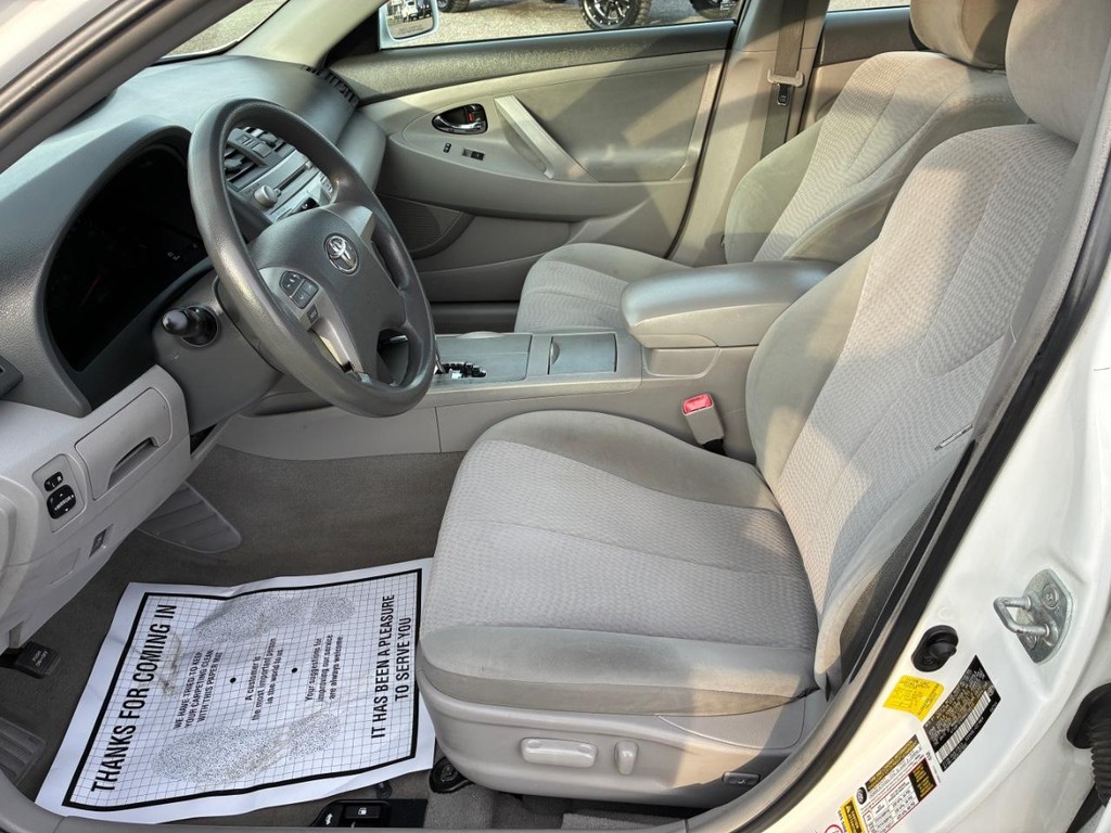 Toyota Camry Vehicle Full-screen Gallery Image 05