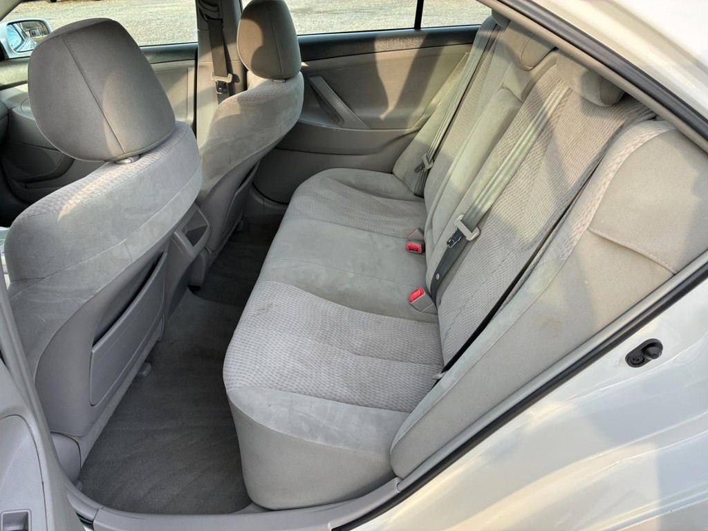 Toyota Camry Vehicle Full-screen Gallery Image 06