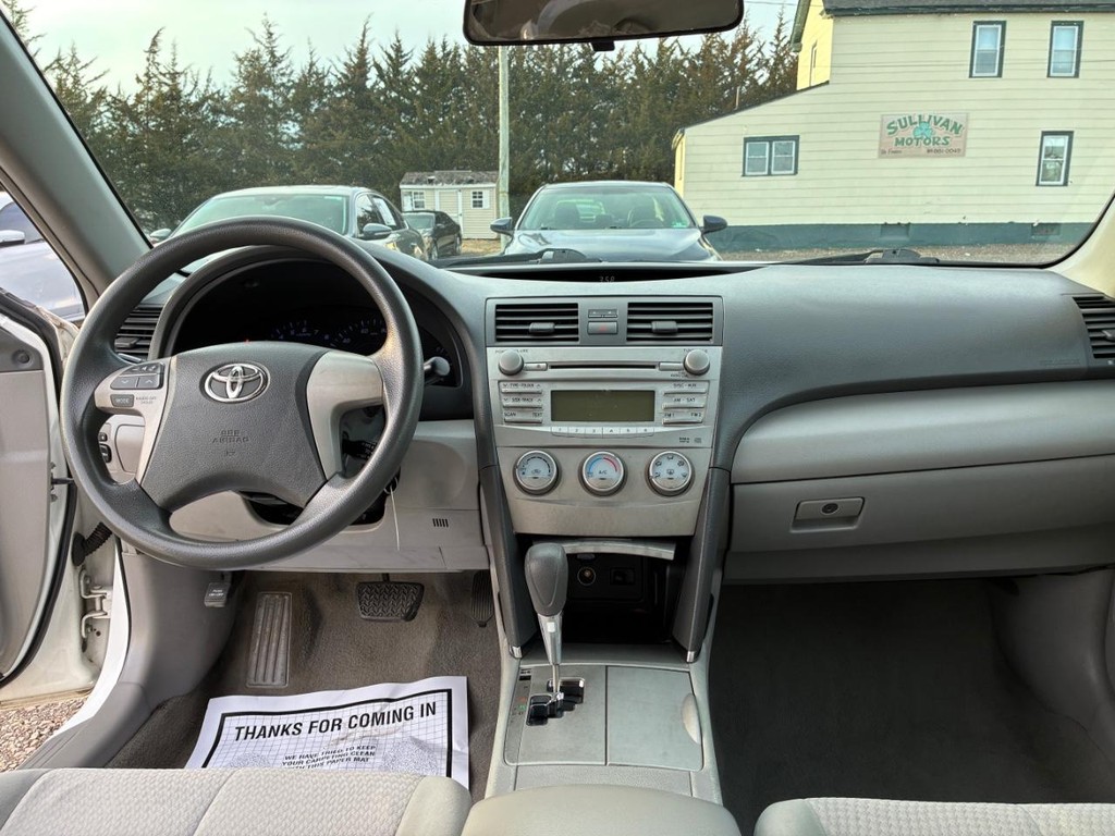 Toyota Camry Vehicle Full-screen Gallery Image 07