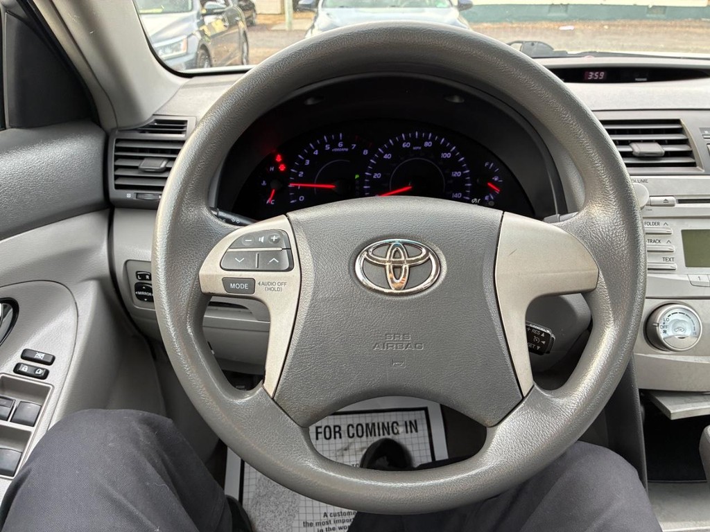 Toyota Camry Vehicle Full-screen Gallery Image 08