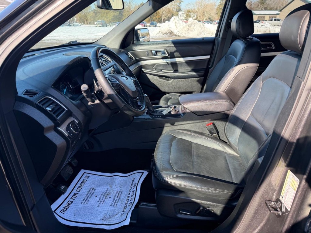 Ford Explorer Vehicle Full-screen Gallery Image 05