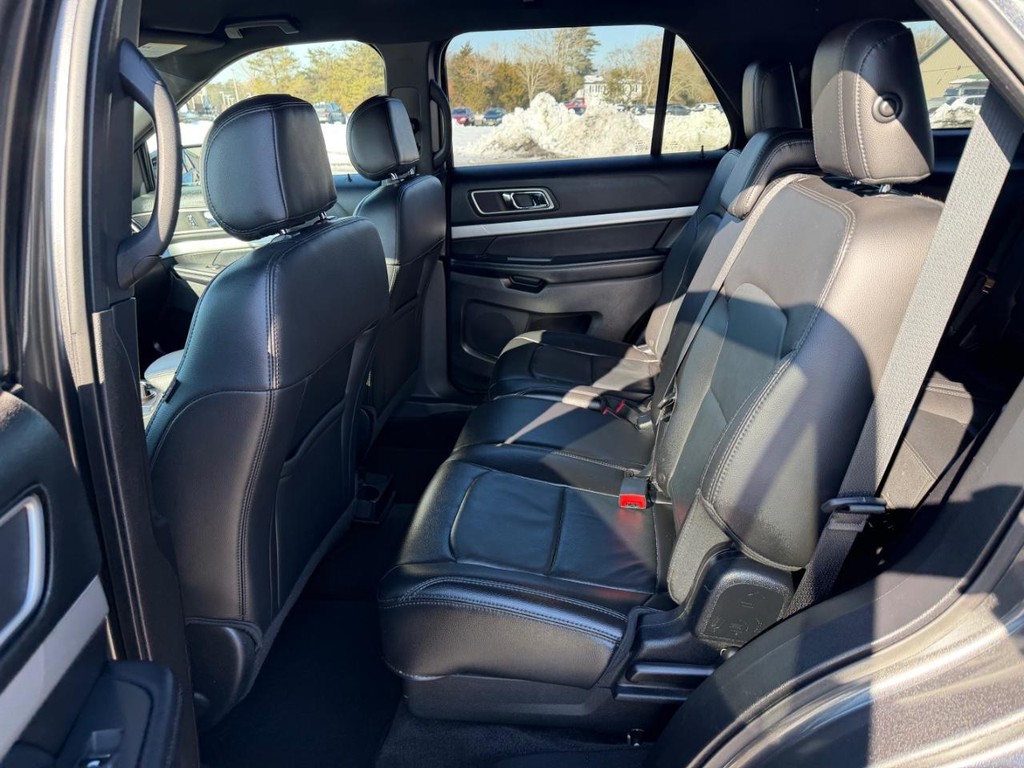 Ford Explorer Vehicle Full-screen Gallery Image 06