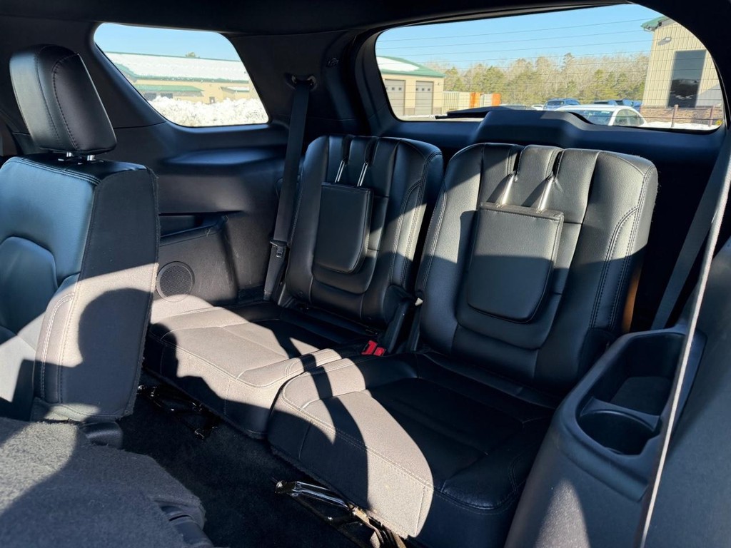 Ford Explorer Vehicle Full-screen Gallery Image 07