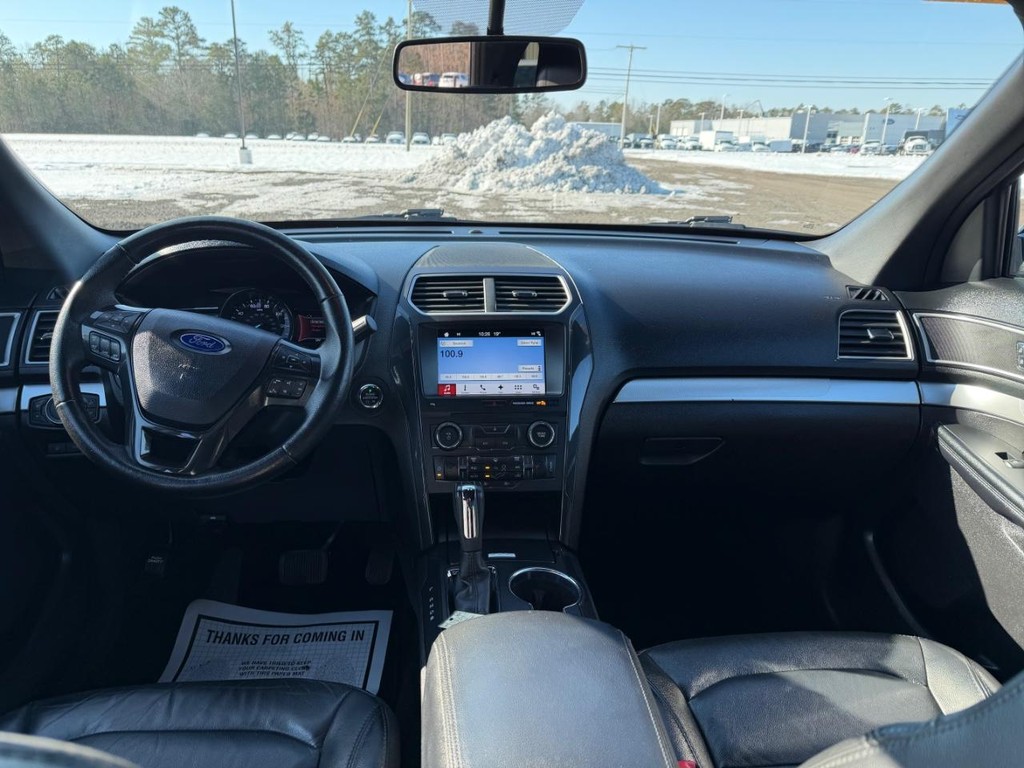 Ford Explorer Vehicle Full-screen Gallery Image 08