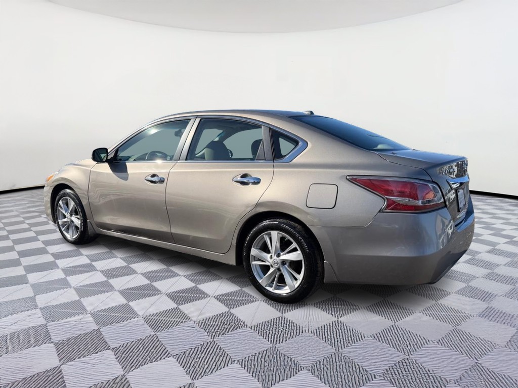 Nissan Altima Vehicle Full-screen Gallery Image 02