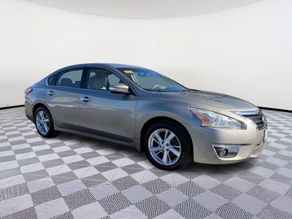 Nissan Altima Vehicle Full-screen Gallery Image 04