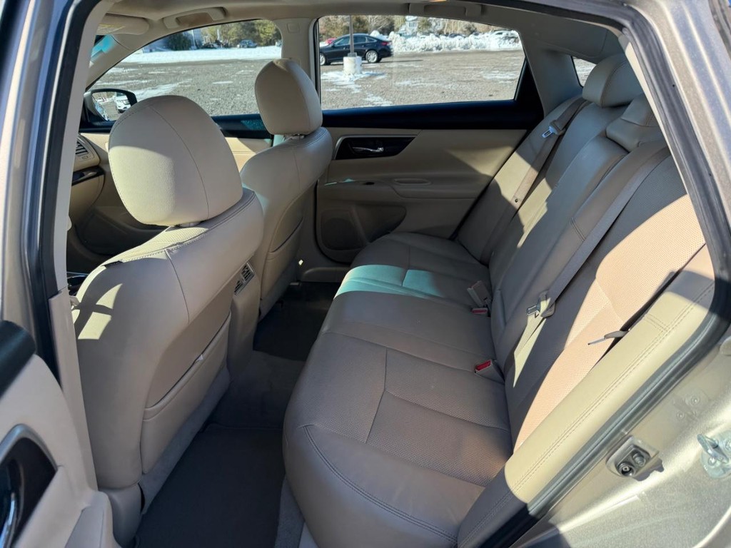 Nissan Altima Vehicle Full-screen Gallery Image 06