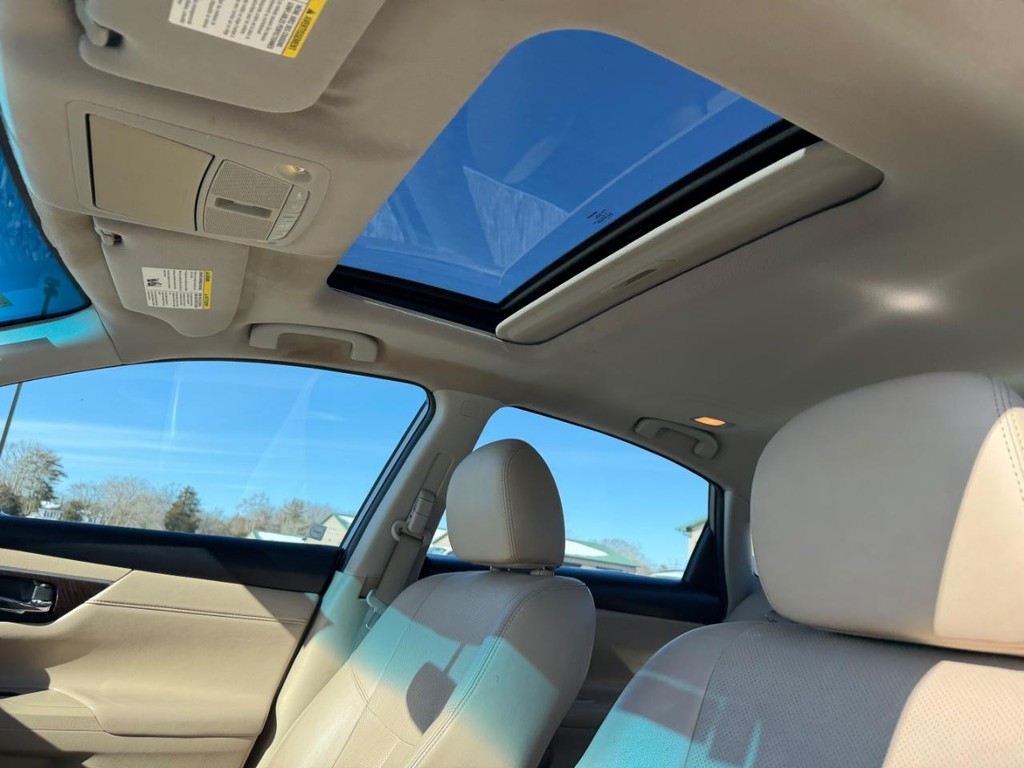 Nissan Altima Vehicle Full-screen Gallery Image 08