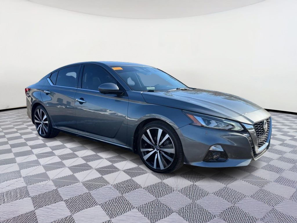 Nissan Altima Vehicle Full-screen Gallery Image 04